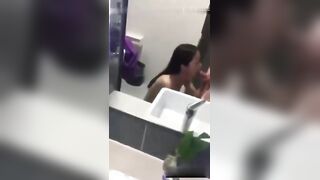 趁女朋友家里人都去上班了到她闺房做爱干到浴室用手机自拍