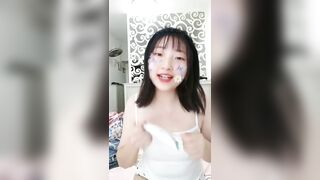 微胖贫乳骚货淫声荡语撩骚互动穿上黑丝道具玩弄骚逼