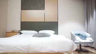 日久生情19岁学生妹五毛白虎美穴暴插