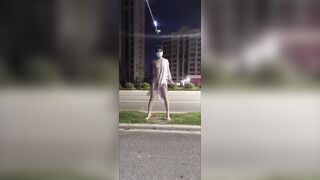 独家分享网红首次露脸浙江金华小鸟医人户外放尿人前透视全裸露出奶子私处都一览无余