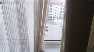银行小白领一边打电话一边被操被射了满满一嘴