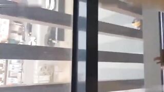 饥渴人妻户外勾引也男人啪啪跑步跑到小树林找刺激_convert