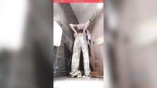 苗窕贫乳御姐淫声荡语撩骚互动公厕里道具自慰高潮喷水