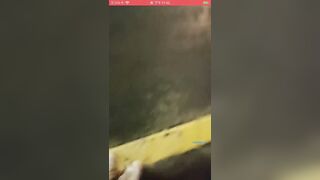 苗窕贫乳御姐淫声荡语撩骚互动公厕里道具自慰高潮喷水