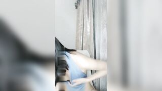 苗窕骚货对狼友的大鸡巴又吸又舔浴室里激战操逼_