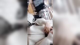 商场偷拍裙底被发现淫荡母狗居然美抓我反而掀开裤裆让我看