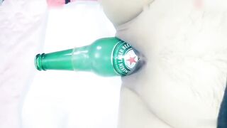 虐逼行动扩阴器撑开道具插菊花骚男往逼里尿尿