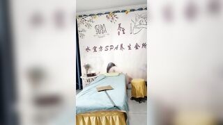 水宜方SPA按摩养生会所里的黑丝小少妇让大哥在床上按摩撩骚揉奶玩逼