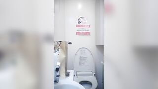 美女如云美容院公共女厕正面偷拍_