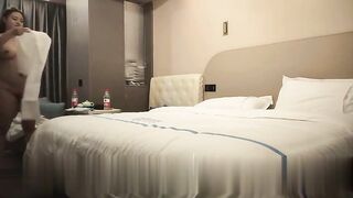 钟爱熟女-小伙爱坦克约炮肉感肥臀骚妇换上丝袜女仆装激情开操