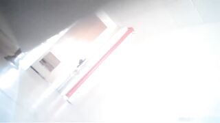 东莞电子厂大神潜入厕拍多名打工妹优雅如厕
