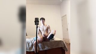 男神级帅哥kk睡不着大鸡巴取精