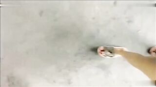 真实勾引吃面小哥KTV厕所情趣护士装啪啪当众尿尿浇花