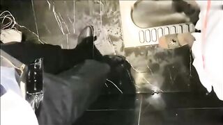 真实勾引吃面小哥KTV厕所情趣护士装啪啪当众尿尿浇花