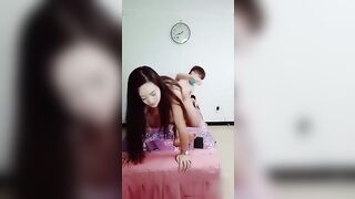 按摩店勾搭巨乳人妻大肥逼湿透了还装正经