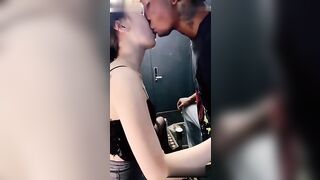 媚黑老婆绿帽老公被老黑调教合集