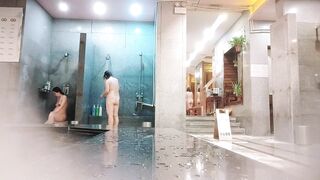 澡堂子内部员工偷窥几个身材丰满的少妇洗澡泡汤