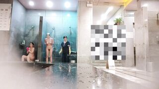 澡堂子内部员工偷窥几个身材丰满的少妇洗澡泡汤