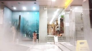 澡堂子内部员工偷窥几个身材丰满的少妇洗澡泡汤