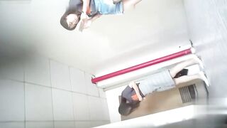全景偷拍青春厂妹顶级美腿美穴惊险多个无毛逼