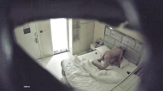 酒店摄像头稀有白色大床正面偷拍眼镜情侣