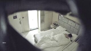 酒店摄像头稀有白色大床正面偷拍眼镜情侣