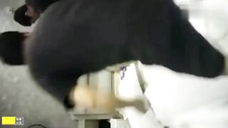 骚女子光着身体还要护着情夫