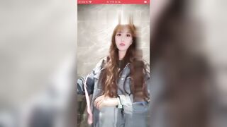 苗窕贫乳御姐淫声荡语撩骚互动公厕里假屌自慰高潮喷水翻白眼