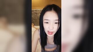 18岁表妹梦涵6P酒店淫战白浆超多肏得最爽01