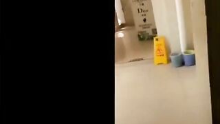 厕窥珠宝店移动视角偷窥厕拍