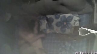 大学生情侣开房妹子换上黑丝男友撕开无套中出