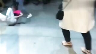 贵在真实各种大型捉奸现场实录抓奸街头扒衣暴打小三我觉得最牛逼也最惨的是隔壁老王没摔死也得摔骨折了
