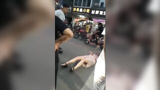 贵在真实各种大型捉奸现场实录抓奸街头扒衣暴打小三我觉得最牛逼也最惨的是隔壁老王没摔死也得摔骨折了