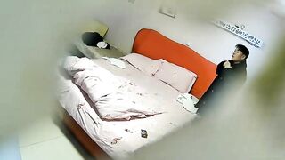 宾馆盗摄老男人找胖妞激情过后两人各取所取精彩万分
